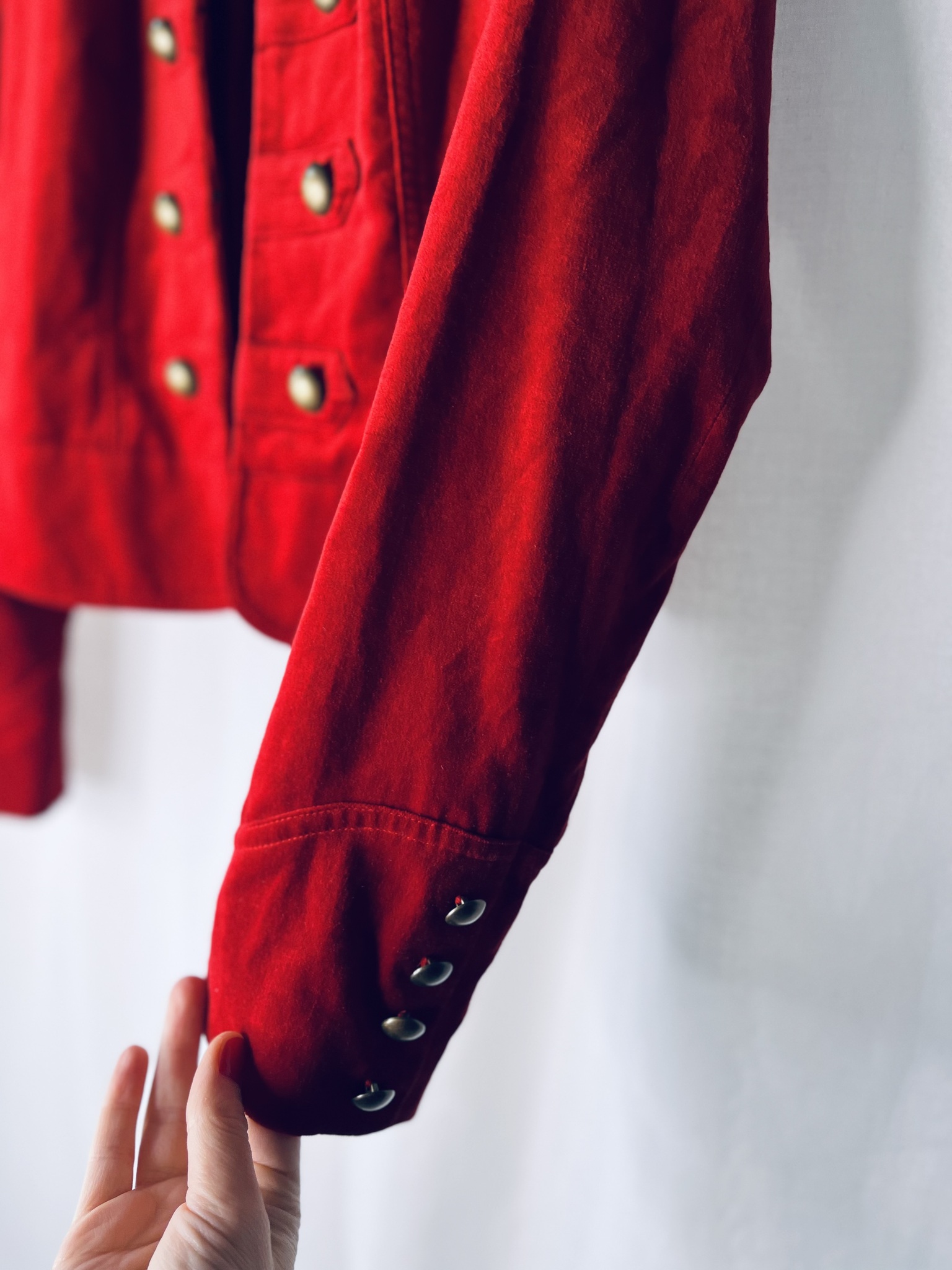 Uniformsjacka i röd sammet