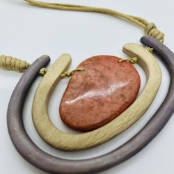 Halsband med stor rosa sten