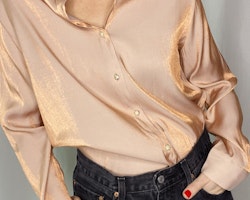 Guldrosa skimrande skjorta