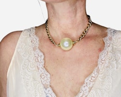 Guldigt halsband med stor pärla