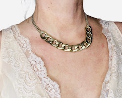 Halsband med två olika sorters länkar