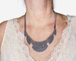 Silverfärgat halsband med halvcirklar