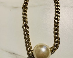 Guldigt halsband med stor pärla
