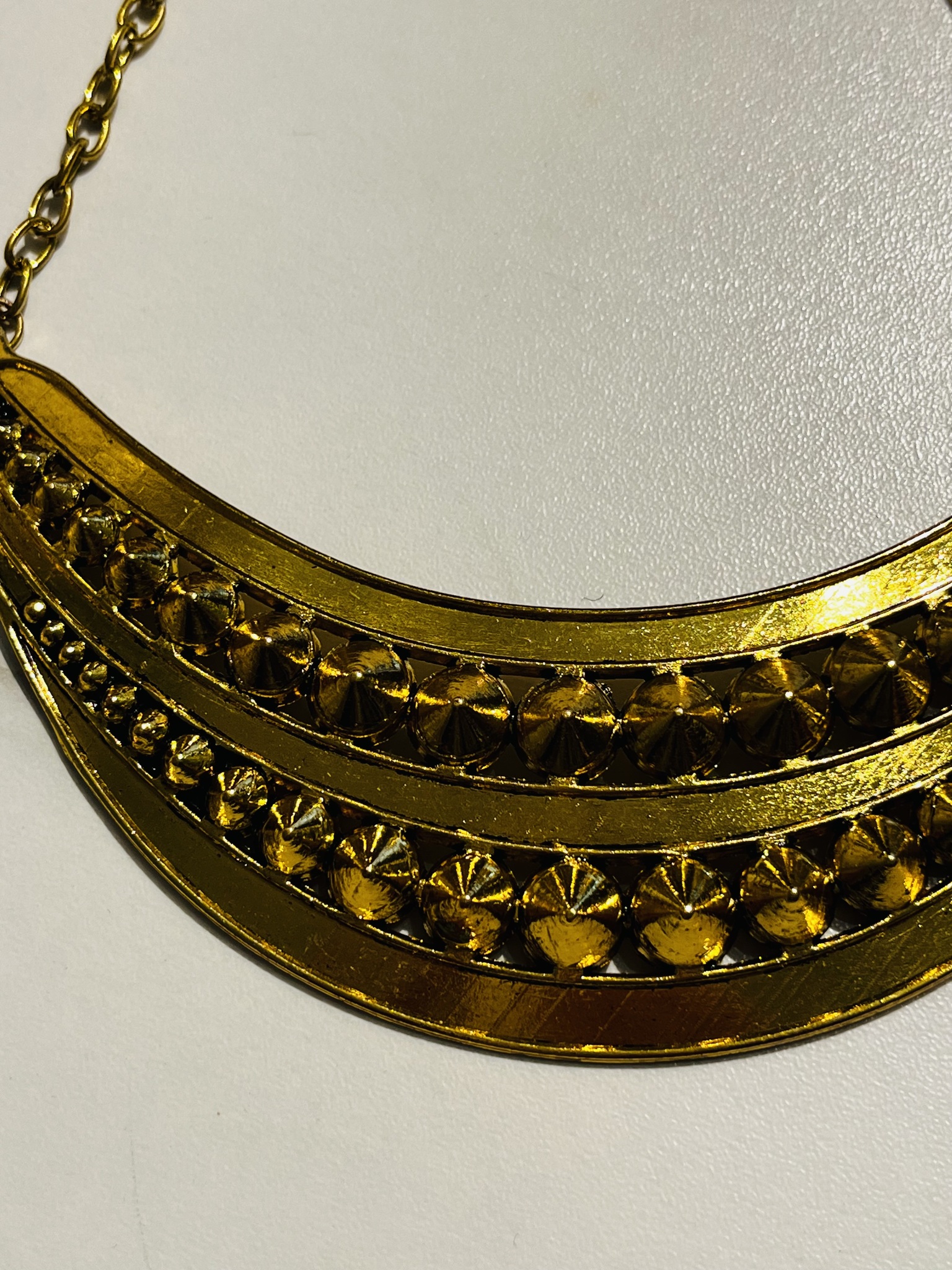 Guldigt halsband med nitar