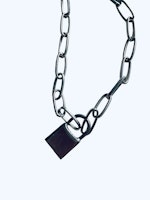 Halsband med hänglås i silvermetall