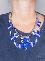 Halsband med blå stenar