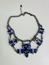 Halsband med blå stenar