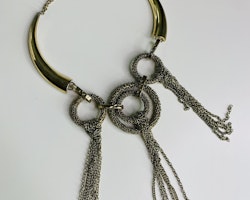 Halsband med kedjedetaljer i ringar