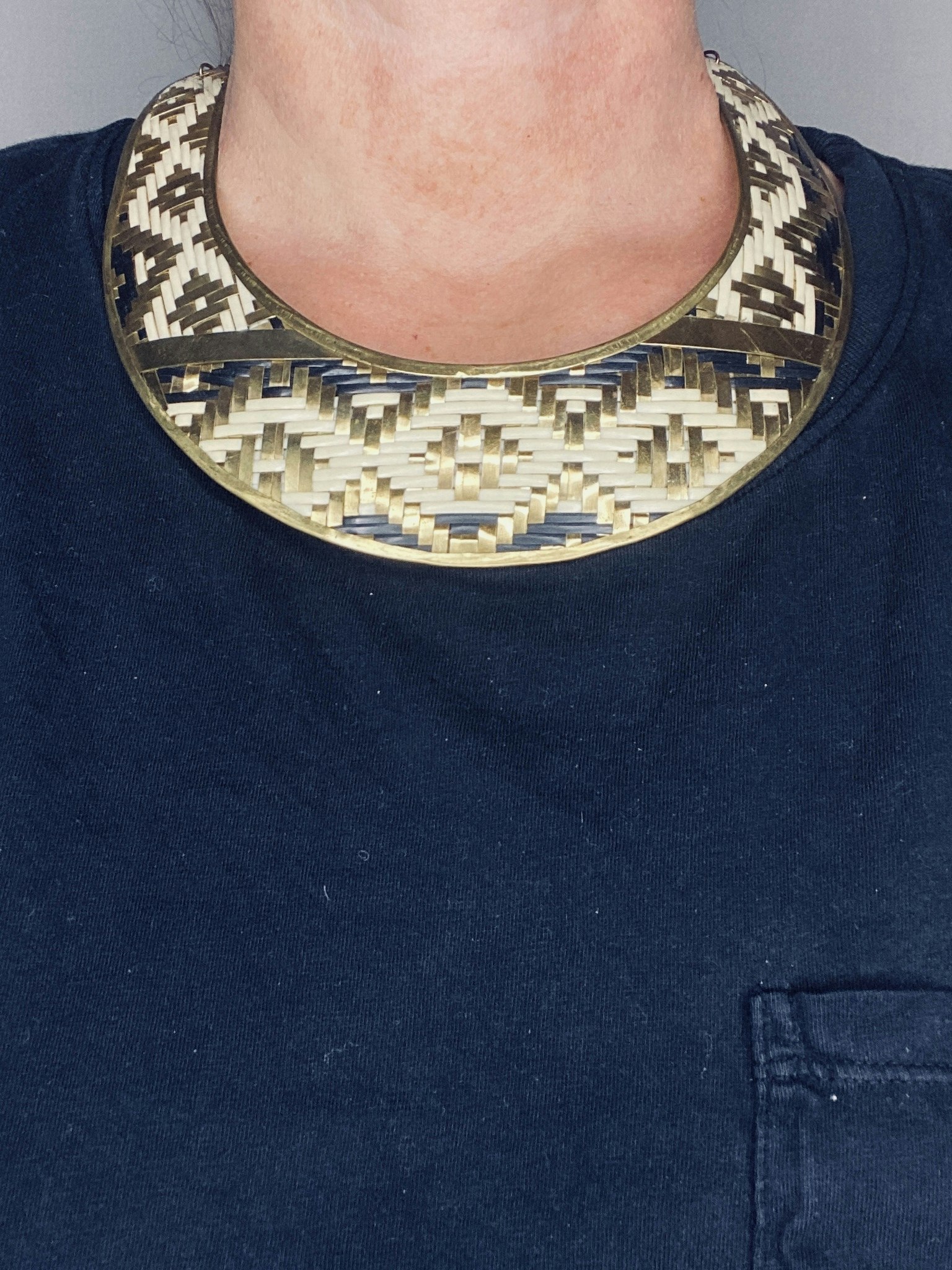 Halsband med flätat mönster