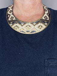 Halsband med flätat mönster