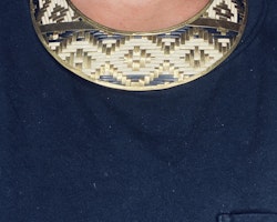 Halsband med flätat mönster