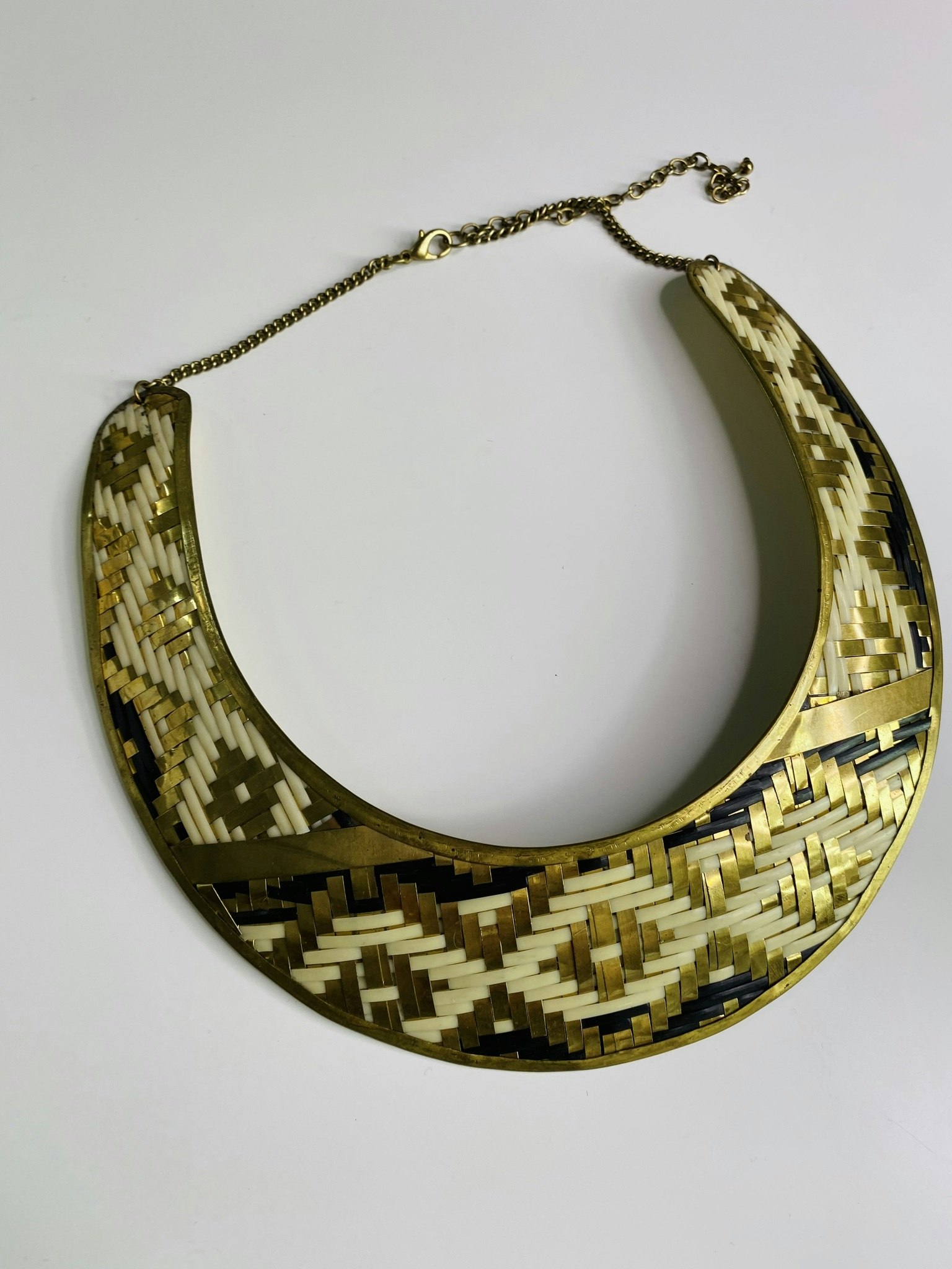 Halsband med flätat mönster