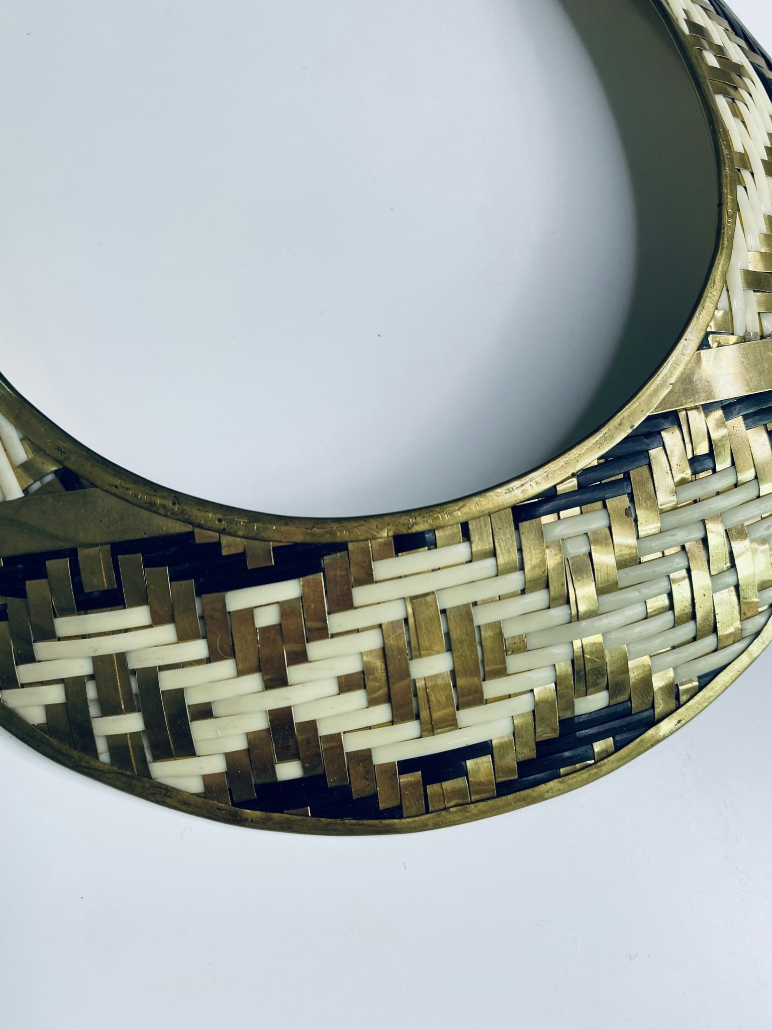 Halsband med flätat mönster