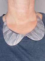 Halsband i kragform