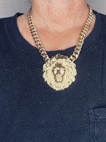 Halsband med stort lejonhuvud