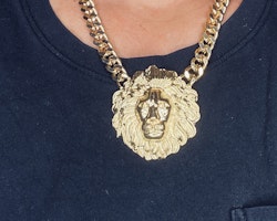 Halsband med stort lejonhuvud