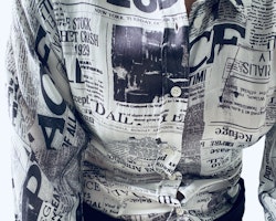 Skjorta med tidningstryck
