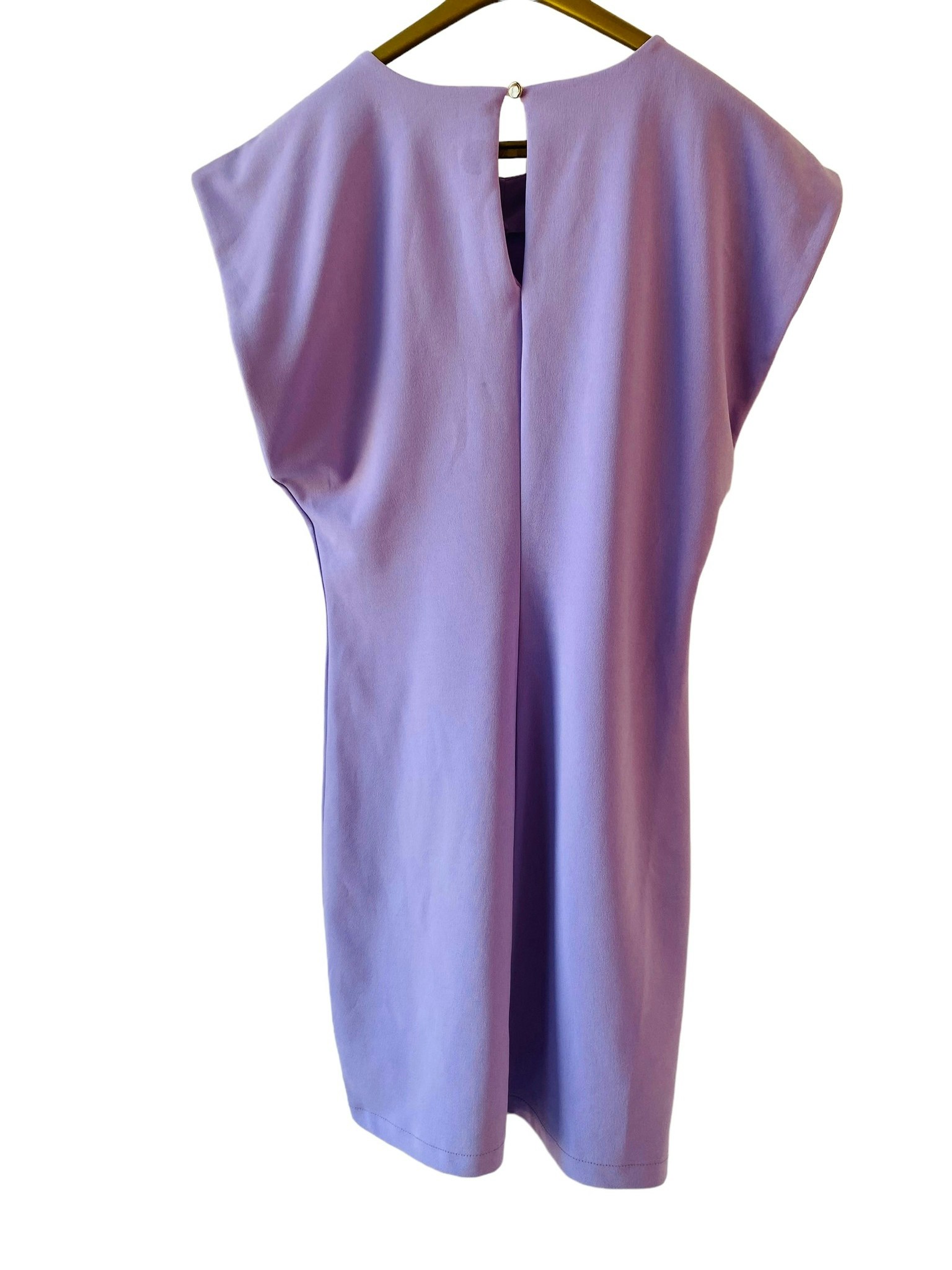 Lavendelfärgad klänning med markerade axlar