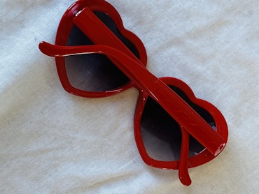 Röda hjärtformade solglasögon
