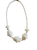 Halsband med vita stenar