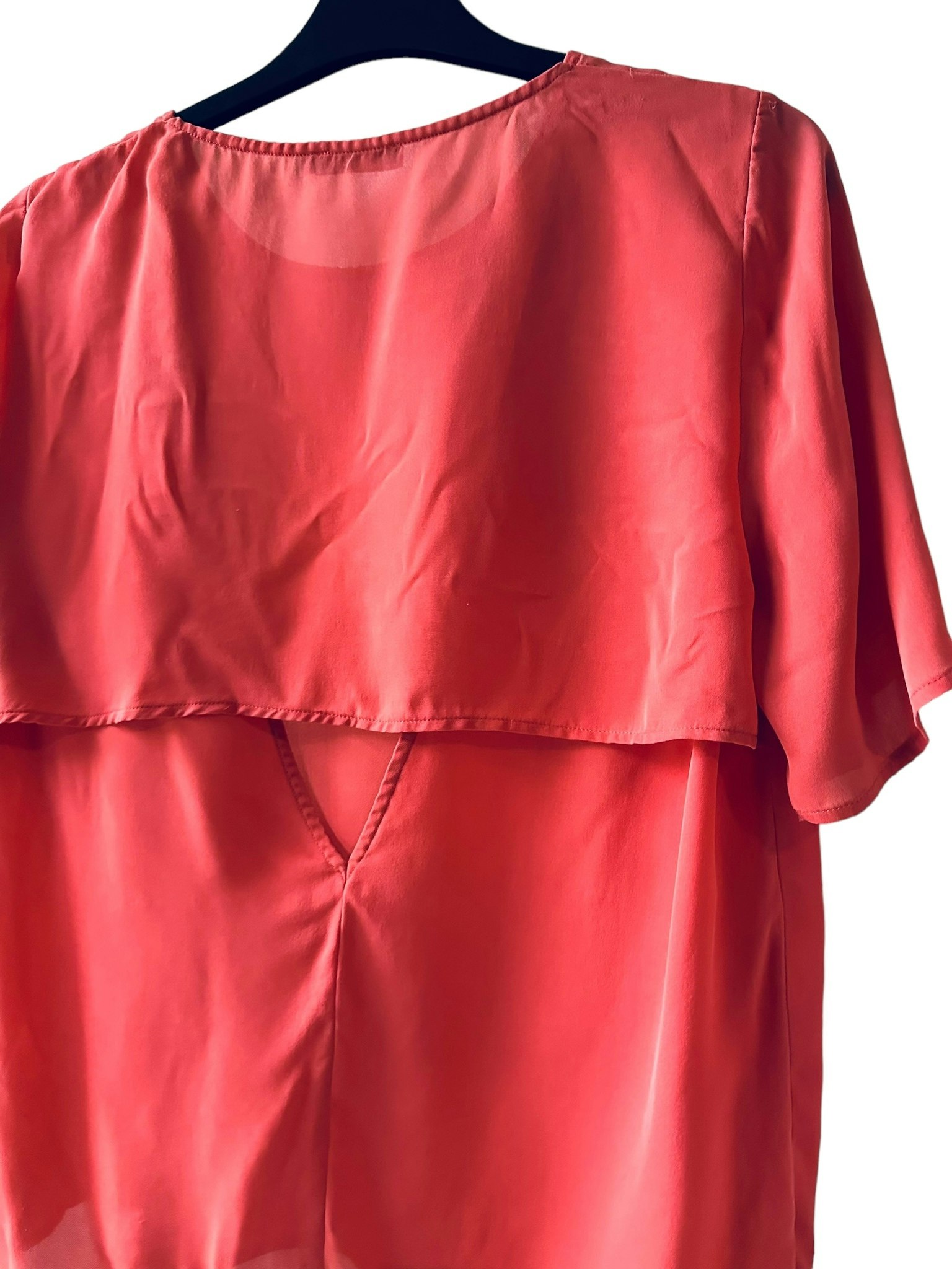 Stylein sidenblus med cutout