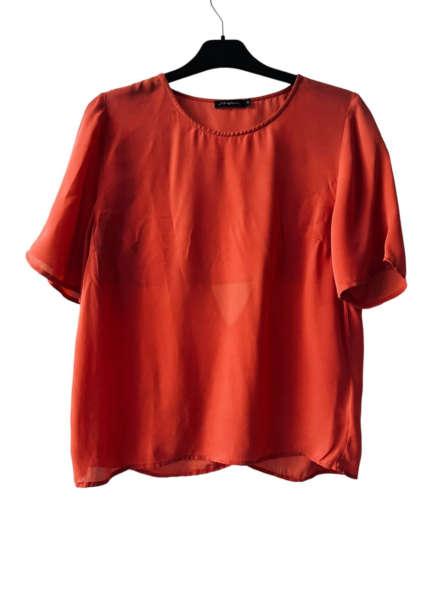 Stylein sidenblus med cutout