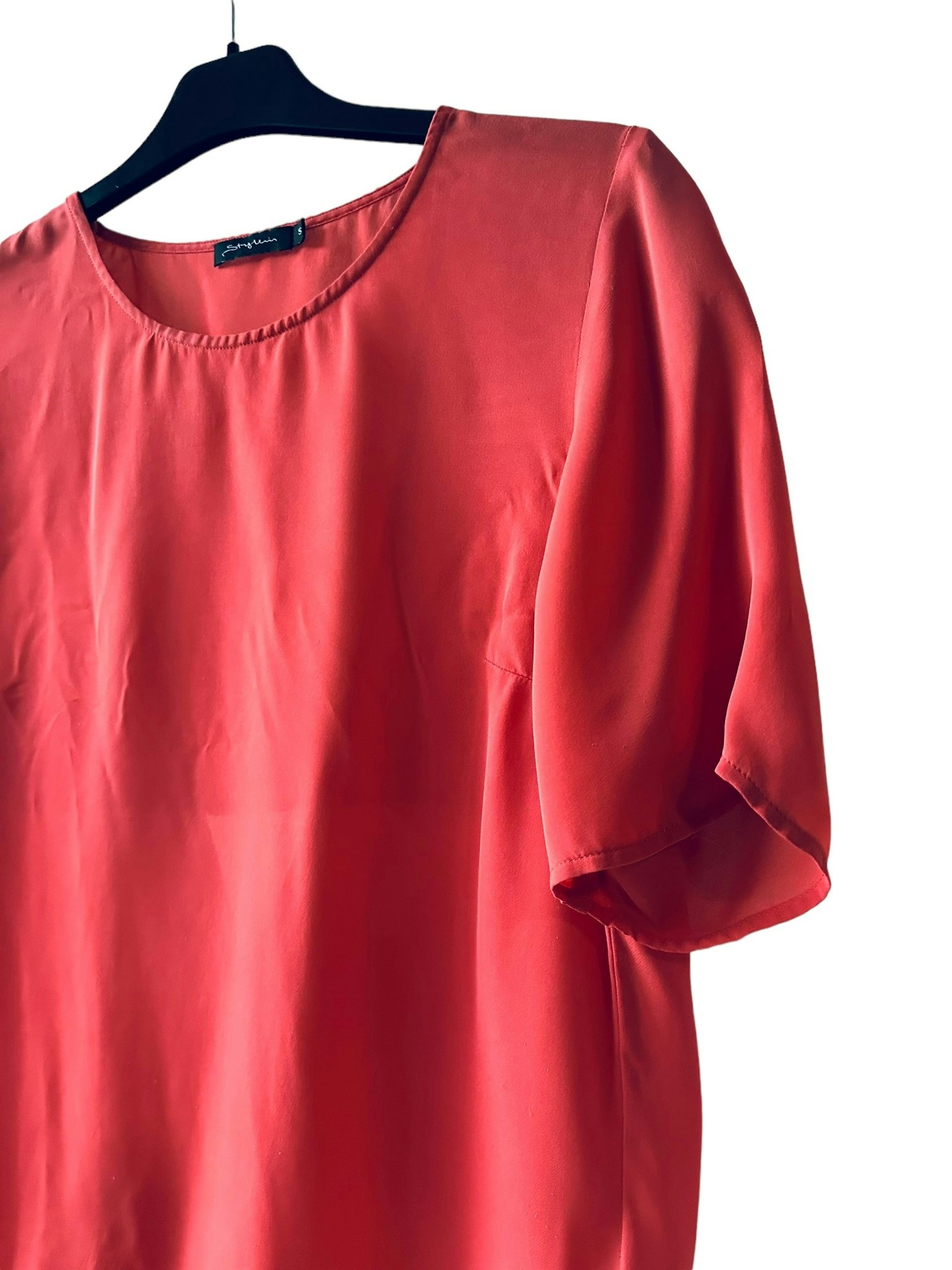 Stylein sidenblus med cutout
