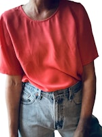 Stylein sidenblus med cutout