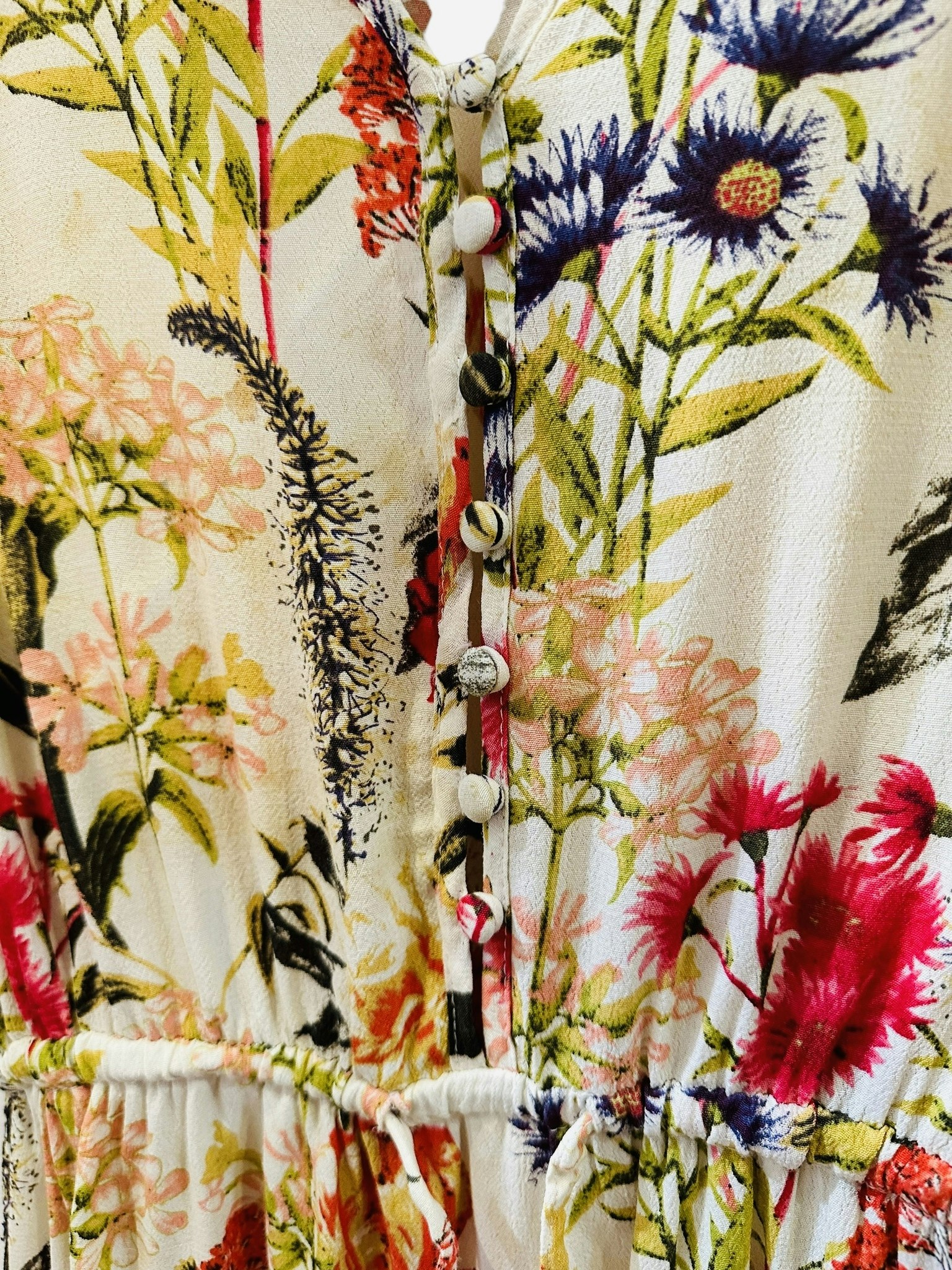 Blommig klänning med dragsko