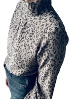 Greta sidenblus i leopard