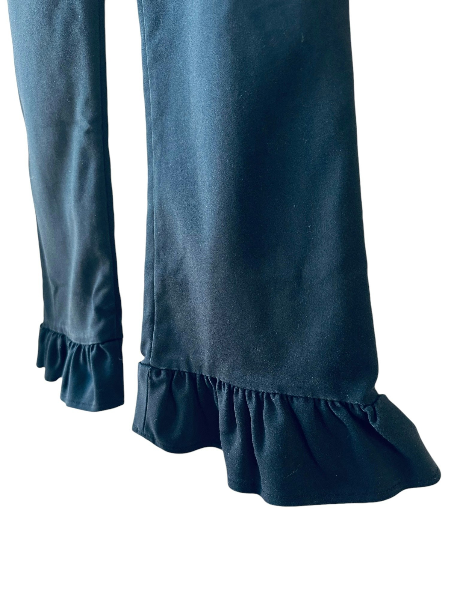 Svart byxa med volang
