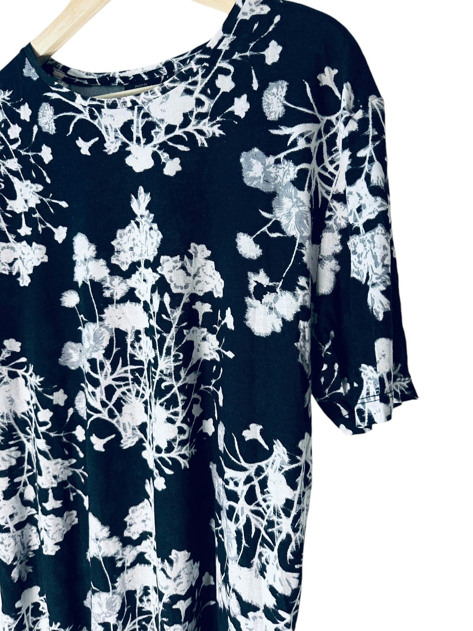 Tisha svart med vita blommor