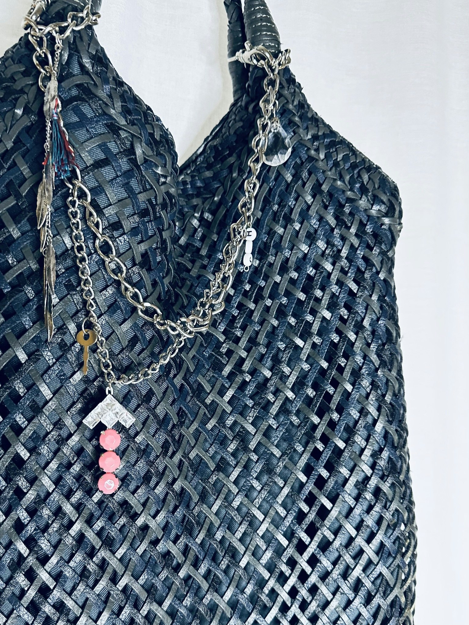 Handgjord silverfärgad bagcharm