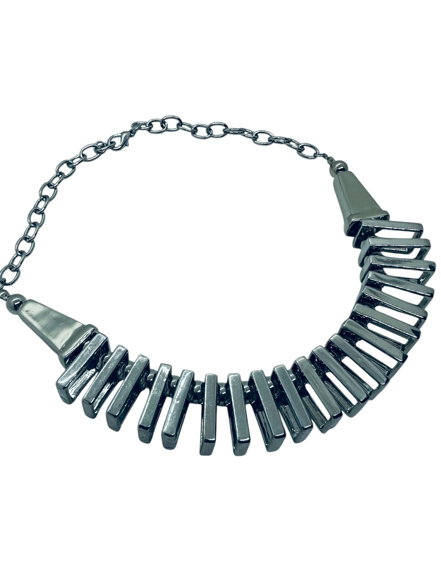 Halsband med silverfärgade rektanglar