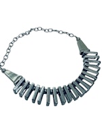 Halsband med silverfärgade rektanglar