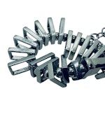 Halsband med silverfärgade rektanglar