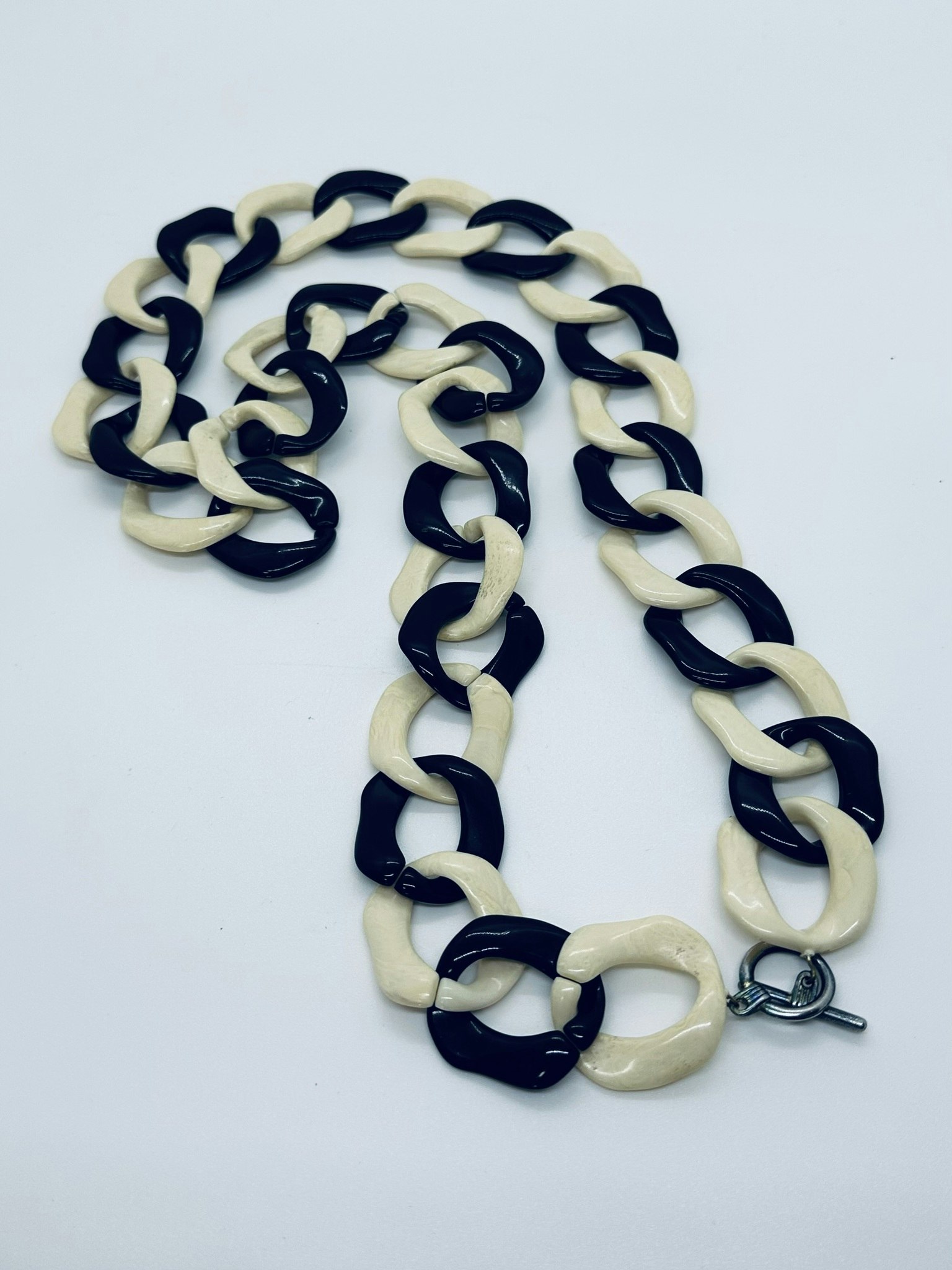 Svart-vitt halsband