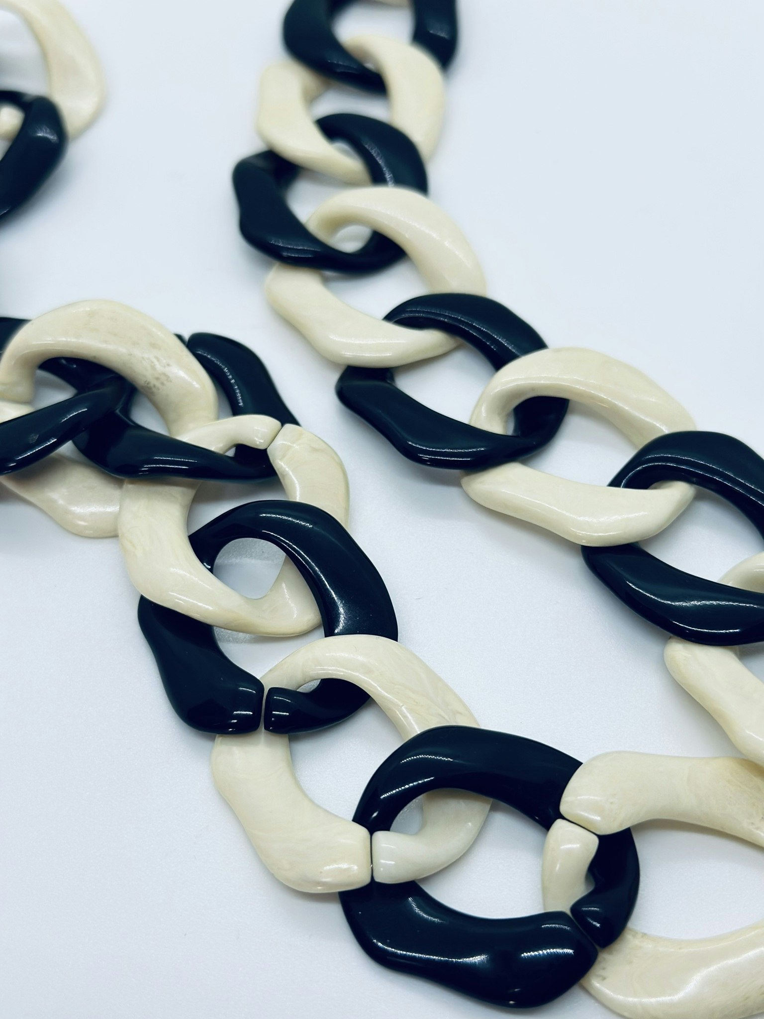 Svart-vitt halsband