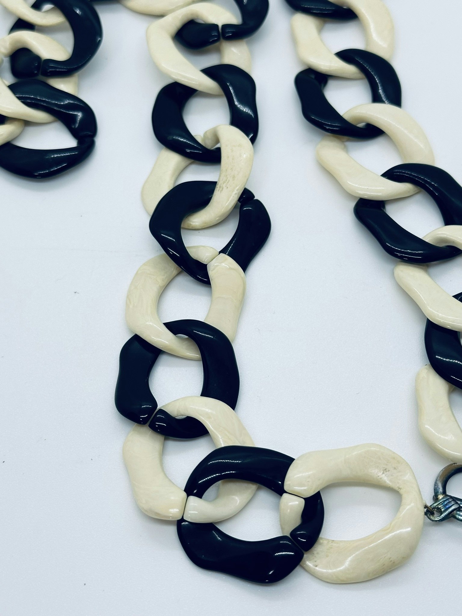 Svart-vitt halsband