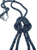 Halsband i blåsvarta pärlor