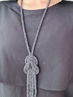 Halsband i blåsvarta pärlor
