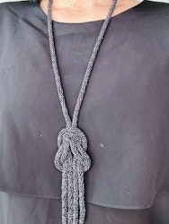 Halsband i blåsvarta pärlor