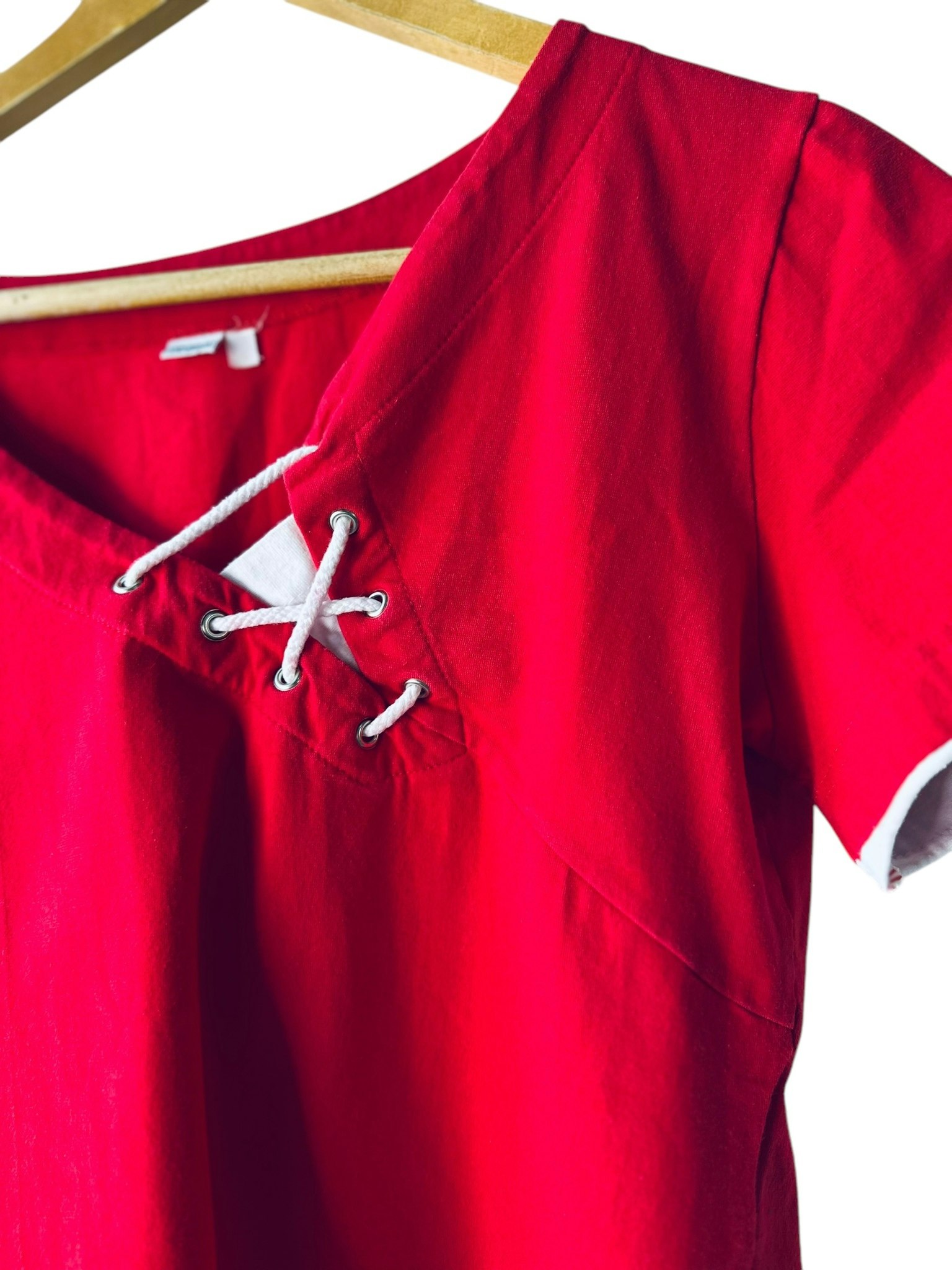 Vintage röd topp med repdetaljer