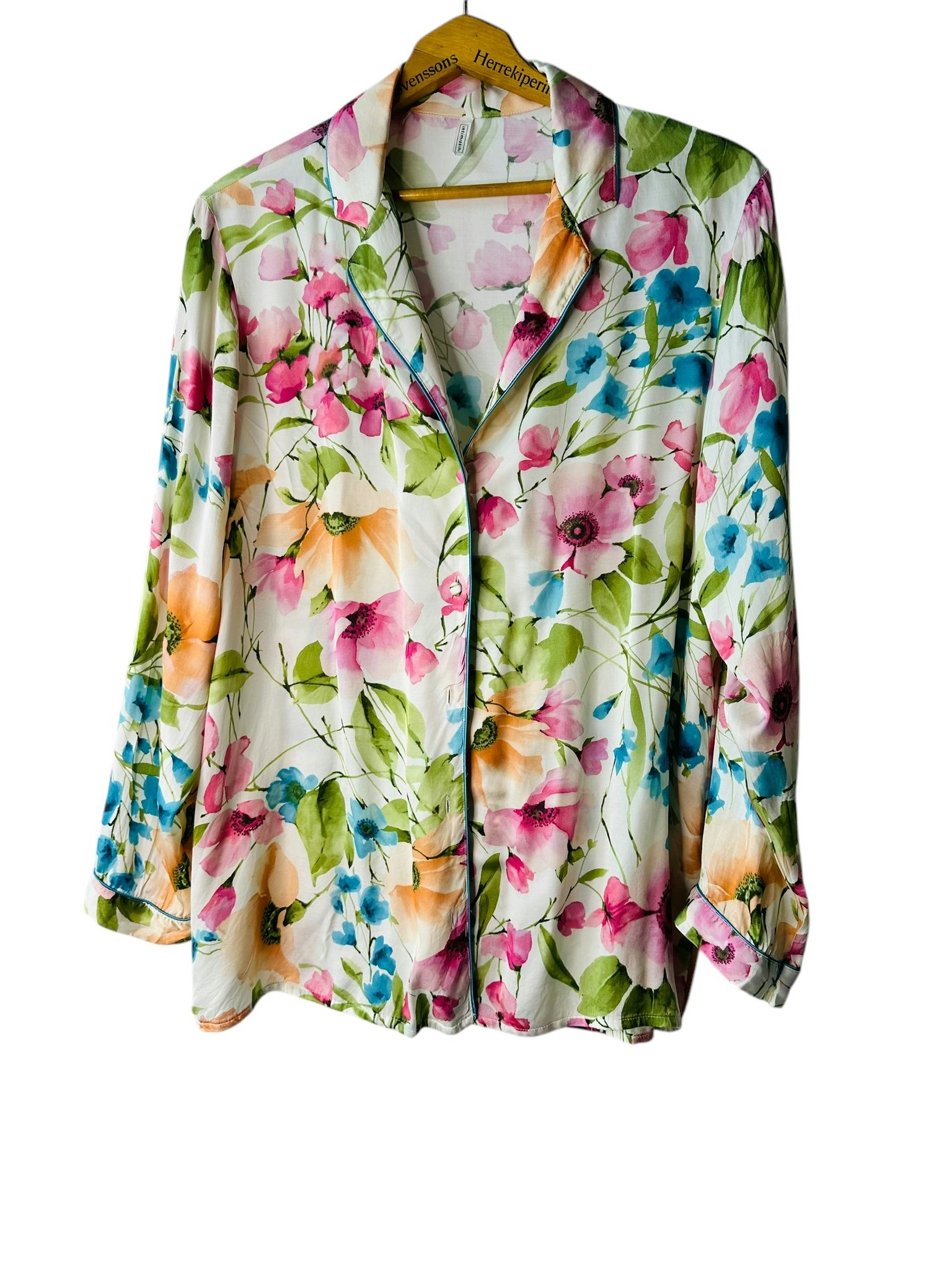 Blommig jacka i pyjamasmodell