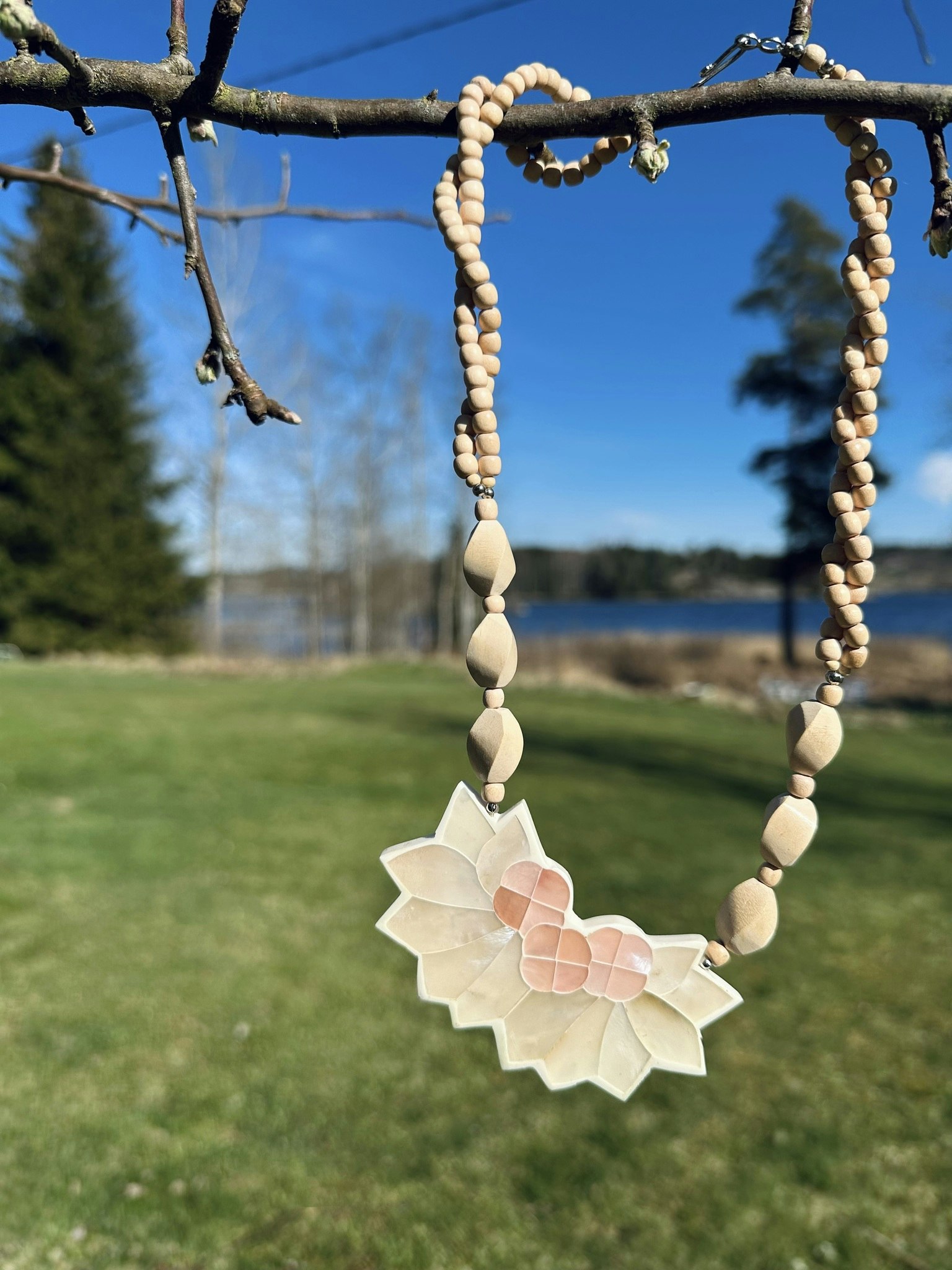 Halsband i pärlemor