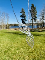 Halsband med skira löv
