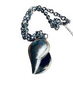 Halsband med stor snäcka