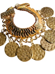 Guldigt armband med hamrade diskar