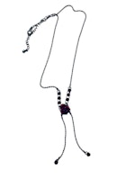 Halsband med ros och röda stenar