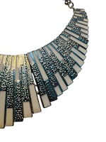 Statementhalsband i art deco-stil
